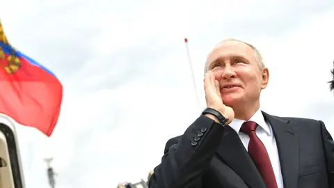 FILED - Russian President Vladimir Putin speaks to well-wishers during a naval parade at the Neva River to mark Russian Navy Day in July. Putin is self-isolating after people in his "inner circle" tested positive for coronavirus, the Kremlin said on Tuesday. Photo: -/Kremlin/dpa - ATTENTION: editorial use only and only if the credit mentioned above is referenced in full
