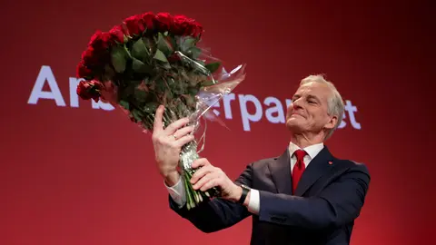 13 September 2021, Norway, Oslo: Norwegian Labor leader Jonas Gahr Store holds a bouquet of red roses at the Labor Party's election vigil at Folkets hus in the Storting election 2021. Norway's centre-left Labour Party is set to be the largest bloc in the country's parliament, figures from the Norwegian Election Authority showed late on Monday, a few minutes after polling stations closed. Photo: Javad Parsa//dpa