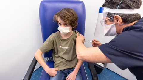 13 September 2021, Australia, Melbourne: 12 year-old Harry Goodison receives a dose of Pfizer COVID-19 vaccine at the Heidelberg Repatriation Hospital in Melbourne. A series of pop-up vaccination hubs will be set up in schools and COVID-hit areas, while an extra 400,000 Pfizer and Moderna doses are also heading to the state of Victoria as part of a three-week blitz. Photo: Daniel Pockett/AAP/dpa