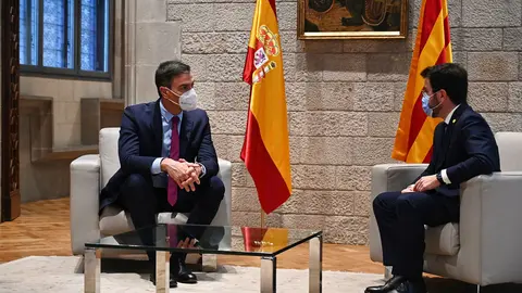 Prime Minister Pedro Sánchez (L), and Catalan regional President Pere Aragonès talk before participating in the meeting. Photo: Spanish Government.