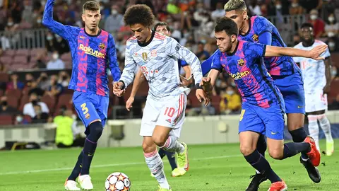 14 September 2021, Spain, Barcelona: Munich's Leroy Sane (2nd L) and Barcelona's Eric Garcia battle for the ball during the UEFA Champions League group E soccer match between FC Barcelona and Bayern Munich at Camp Nou Stadium. Photo: Sven Hoppe/dpa