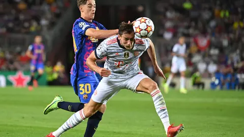 14 September 2021, Spain, Barcelona: Barcelona's Gavi (L) and Munich's Leon Goretzka battle for the ball during the UEFA Champions League group E soccer match between FC Barcelona and Bayern Munich at Camp Nou Stadium. Photo: Sven Hoppe/dpa