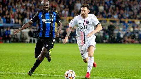 15 September 2021, Belgium, Bruges: Club's Eder Balanta (L) and PSG's Lionel Messi battle for the ball during the UEFA Champions League group A soccer match between Club Brugge KV and Paris Saint-Germain at Jan Breydel Stadium. Photo: Kurt Desplenter/BELGA/dpa