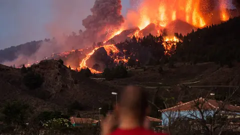 19 September 2021, Spain, La Palma: Lava and smoke are seen following the eruption of the volcano Cumbre Vieja on the Canary island of La Palma. A volcano erupted on the Spanish island of La Palma on Sunday, with several explosions in the El Paso municipality in the south of the island forcing at least 2000 people to flee the area, according to local media. Photo: Arturo Jimenez/dpa