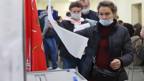 A woman casts her vote on Sunday, during the parliamentary and local elections in Russia. Despite a smaller share of the vote than in 2016 - and after a campaign marred by complaints of election fraud - United Russia, the ruling pro-Kremlin party, emerged on Monday as the clear winner in the country's parliamentary elections. Photo: Sergei Mikhailichenko/SOPA Images via ZUMA Press Wire/dpa