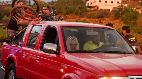 20 September 2021, Spain, La Palma: People leave the Tacande region during the evacuation process after the volcano erupted. For the first time in 50 years, a volcano has erupted again on the Spanish Canary Island of La Palma. Photo: Arturo Jiménez/dpa