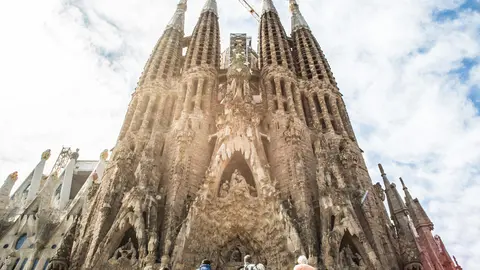 20 September 2021, Spain, Barcelona: Tourists stand in front of the Basilica of La Sagrada Familia. Photo: Thiago Prudencio/SOPA Images via ZUMA Press Wire/dpa