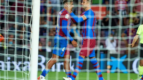 20 September 2021, Spain, Barcelona: Barcelona's Ronald Araujo (L) and Gerard Pique celebrate during the Spanish La Liga soccer match between FC Barcelona and Granada CFat Camp Nou. Photo: Gerard Franco/DAX via ZUMA Press Wire/dpa