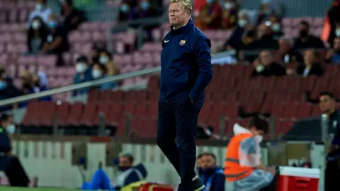 20 September 2021, Spain, Barcelona: Barcelona coach Ronald Koeman stands on the touchlines during the Spanish La Liga soccer match between FC Barcelona and Granada CFat Camp Nou. Photo: Gerard Franco/DAX via ZUMA Press Wire/dpa