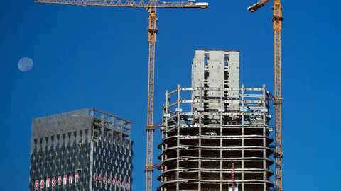 FILED - A scene from a Beijing construction project. The head of Chinese real estate group Evergrande, which is threatened with collapse, told employees in a letter that he is convinced the "darkest moment" can be overcome. Photo: picture alliance / dpa