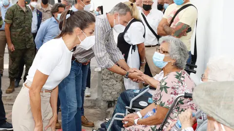 King Felipe VI and Queen Letizia travelled to the Spanish island of La Palma to encourage evacuees after the eruption of the Cumbre Vieja volcano. Photo: Twitter/@CasaReal.