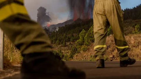 FILED - 19 September 2021, Spain, La Palma: Firefighters on duty as volcano Cumbre Vieja erupts on the Canary island of La Palma. A volcano erupted on the Spanish island of La Palma on Sunday, with several explosions in the El Paso municipality in the south of the island forcing at least 2000 people to flee the area, according to local media. Photo: Arturo Jimenez/Arturo Jimenez/dpa.