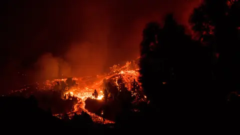 19 September 2021, Spain, La Palma: Lava and smoke comes out of the volcano Cumbre Vieja on the Canary island of La Palma. A volcano erupted on the Spanish island of La Palma on Sunday, with several explosions in the El Paso municipality in the south of the island forcing at least 2000 people to flee the area, according to local media. Photo: Arturo Jimenez/dpa