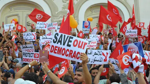 26 September 2021, Tunisia, Tunis: Supporters of Tunisia's Islamic Ennahdha party, take part in a demonsration on Habib Bourguiba Avenue, against President Keis Saied, after expanded his powers by taking over legislative and executive authorities. Photo: Chokri Mahjoub/ZUMA Press Wire/dpa