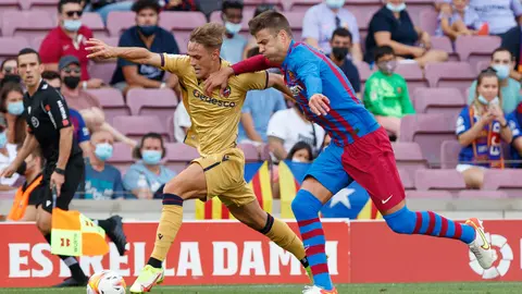 26 September 2021, Spain, Barcelona: Barcelona's Gerard Pique (R) and Levante's Dani Gomez battle for the ball during the Spanish La Liga soccer match between FC Barcelona and UD Levante at Camp Nou. Photo: David Ramirez/DAX via ZUMA Press Wire/dpa