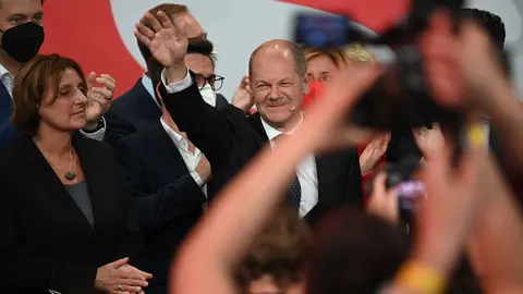 Olaf Scholz, Finance Minister and SPD candidate for Chancellor, waves next to his wife Britta Ernst during the election party at Willy Brandt House. Photo: Britta Pedersen/dpa