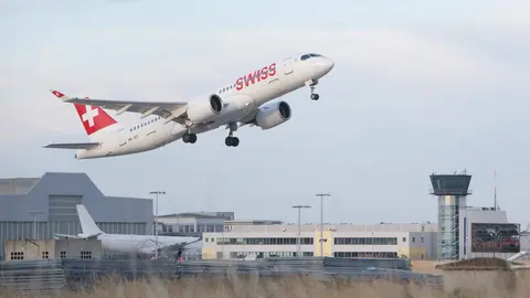 A Swiss International Airlines aircraft takes off from Dresden International Airport. Photo: Sebastian Kahnert/dpa.