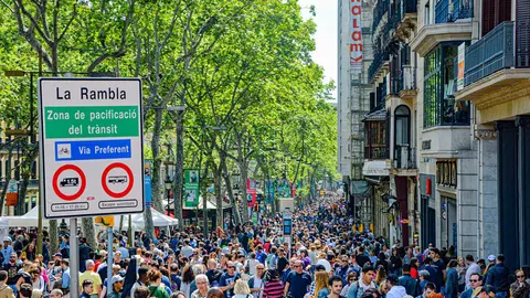 Stock photo of La Rambla in Barcelona, full of people. Photo: Pixabay.