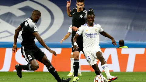 28 September 2021, Spain, Madrid: Real Madrid's Eduardo Camavinga (R) and Sheriff's Danilo Arboleda battle for the ball during the UEFA Champions League group D soccer match between Real Madrid and Sheriff Tiraspol Munich at Estadio Santiago Bernabeu. Photo: Apo Caballero/DAX via ZUMA Press Wire/dpa
