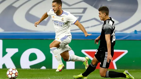 28 September 2021, Spain, Madrid: Real Madrid's Eden Hazard (L) and Sheriff's Fernando Peixoto Costanza battle for the ball during the UEFA Champions League group D soccer match between Real Madrid and Sheriff Tiraspol Munich at Estadio Santiago Bernabeu. Photo: Apo Caballero/DAX via ZUMA Press Wire/dpa