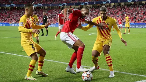 29 September 2021, Portugal, Lisbon: Benfica's Gilberto Moraes Junior (C) battles for the ball with Barcelona's Ronald Araujo (R) and Sergino Dest during the UEFA Champions League group E soccer match between SL Benfica and FC Barcelona at the Luz stadium. Photo: Pedro Fiuza/ZUMA Press Wire/dpa