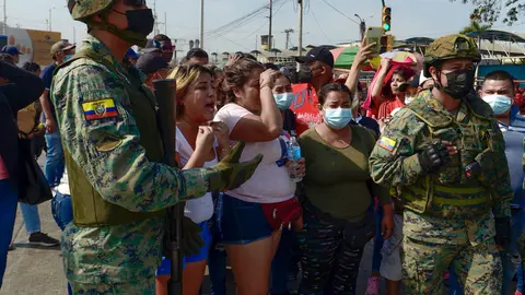 29 September 2021, Ecuador, Guayaquil: Relatives of inmates protest and cry outside the Guayas N1 detention center, where violent clashes broke out. About 400 officers were involved in the operation. Photo: Marcos Pin/dpa.