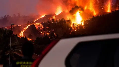 19 September 2021, Spain, La Palma: Lava comes out of the volcano Cumbre Vieja on the Canary island of La Palma. A volcano erupted on the Spanish island of La Palma on Sunday, with several explosions in the El Paso municipality in the south of the island forcing at least 2000 people to flee the area, according to local media. Photo: Arturo Jimenez/dpa