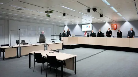 30 September 2021, Schleswig-Holstein, Itzehoe: Presiding Judge Dominik Gross (3rd R) arrives with the judges and the lay assessors for the trial of a 96-year-old former secretary to the SS commander of the Stutthof concentration camp at the Regional Court. The defendant's lawyer Wolf Molkentin (L) stands next to the dock. Due to the escape of the defendant, who is accused of aiding and abetting murder in more than 11,000 cases, the court had previously adjourned the trial until October 19 and issued an arrest warrant for the defendant. After fleeing in the meantime, the woman was caught. Photo: Markus Schreiber/AP-POOL/dpa