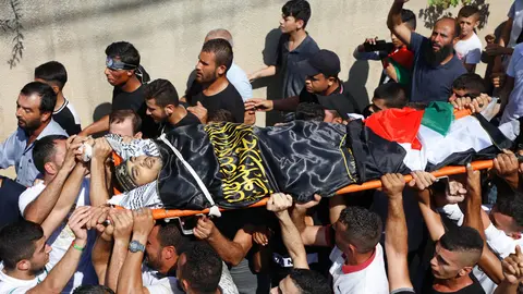 30 September 2021, Palestinian Territories, Jenin: Palestinians carry the body of a member of the Islamic Jihad Movement in Palestine Alaa Zayoud, who was killed during clashes with Israeli soldiers, during his funeral at his village of Silat al-Harithiyah, east of Jenin in the West Bank. Two Palestinians were killed Thursday morning by Israeli fire in the cities of Jenin and Jerusalem, according to Palestinian and Israeli media. Photo: Oday Daibes/APA Images via ZUMA Press Wire/dpa