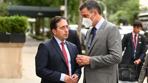 The President of the Government, Pedro Sánchez, talks with the Minister of Foreign Affairs, European Union and Cooperation, José Manuel Albares, who accompanies him on his trip to New York to attend the United Nations General Assembly. Photo: La Moncloa.