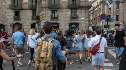People walking through the streets of Barcelona. Photo: Pixabay.