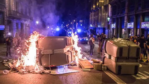 01 October 2021, Spain, Barcelona: Protesters burn trash containers during a demonstration for the 1-O referendum in Catalonia. The Catalan independence movement celebrates this Friday the fourth anniversary of the illegal referendum of October 1, 2017. Photo: Thiago Prudencio/SOPA Images via ZUMA Press Wire/dpa