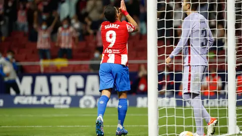 02 October 2021, Spain, Madrid: Atletico Madrid's Luis suarez celebrates scoring his side's second goal during the Spanish La Liga soccer match between Atletico Madrid and FC Barcelona at Wanda Metropolitano Stadium. Photo: -/DAX via ZUMA Press Wire/dpa