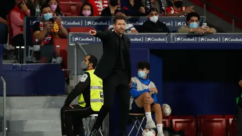 02 October 2021, Spain, Madrid: Atletico Madrid manager Diego Simeone gestures on the touchline during the Spanish La Liga soccer match between Atletico Madrid and FC Barcelona at Wanda Metropolitano Stadium. Photo: -/DAX via ZUMA Press Wire/dpa