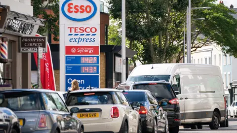 29 September 2021, United Kingdom, London: Vehicles queue for fuel at a petrol station in west London. Britain deploys army soldiers and more fuel trucks to ease the fuel shortage crisis. Photo: Dominic Lipinski/PA Wire/dpa