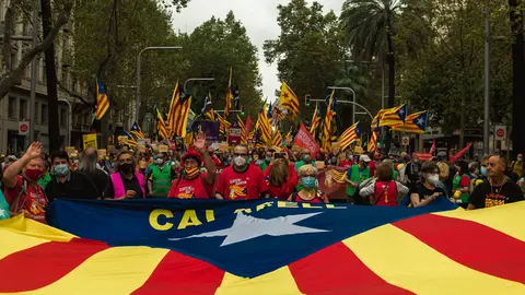 03 October 2021, Spain, Barcelona: Pro-independence activists march with Esteladas flags during a protest held to mark the 4th anniversary of the Catalan General strike, which was staged in 2017 two days after a banned referendum on the independence. Photo: Matthias Oesterle/ZUMA Press Wire/dpa