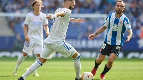 03 October 2021, Spain, Cornella de Llobregat: Real Madrid's Karim Benzema (L) and Espanyol's Sergi Darder battle for the ball during the Spanish La Liga soccer match between RCD Espanyol and Real Madrid at RCDE Stadium. Photo: Gerard Franco/DAX via ZUMA Press Wire/dpa