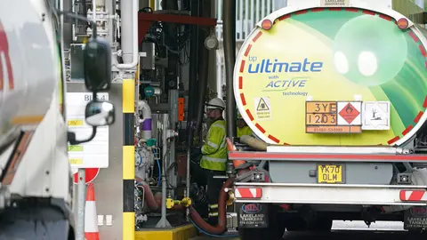04 October 2021, United Kingdom, Hemel Hempstead: A staff member fills a fuel truck at Buncefield oil depot, known as the Hertfordshire Oil Storage Terminal. About 200 military personnel, including 100 lorry drivers, are expected to help tackle the supply problems at filling fuel stations. Photo: Joe Giddens/PA Wire/dpa