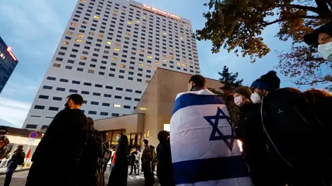 People gather in front of the "Westin Hotel" to show solidarity with the musician Gil Ofarim and Jews in Germany. Ofarim had been the victim of an anti-Semitic incident at the Leipzig hotel on Monday, according to his own account. Photo: Dirk Knofe/dpa