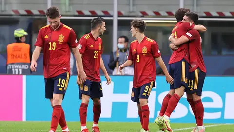 06 October 2021, Italy, Milan: Spain's Ferran Torres (R) celebrates scoring his side's first goal with team mates during the UEFA Nations League semi-final soccer match between Italy and Spain at San Siro Stadium. Photo: Fabrizio Carabelli/LPS via ZUMA Press Wire/dpa