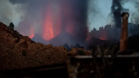19 September 2021, Spain, La Palma: Lava and smoke comes out of the volcano Cumbre Vieja on the Canary island of La Palma. A volcano erupted on the Spanish island of La Palma on Sunday, with several explosions in the El Paso municipality in the south of the island forcing at least 2000 people to flee the area, according to local media. Photo: Arturo Jimenez/dpa