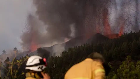 19 September 2021, Spain, La Palma: Firefighters on duty as volcano Cumbre Vieja erupts on the Canary island of La Palma. A volcano erupted on the Spanish island of La Palma on Sunday, with several explosions in the El Paso municipality in the south of the island forcing at least 2000 people to flee the area, according to local media. Photo: Arturo Jimenez/dpa