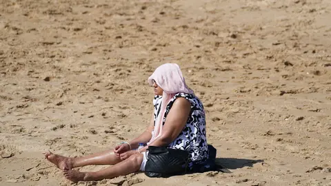 FILED - People enjoy the warm weather on Bournemouth Beach in Dorset, England, pictured on September 6, 2021. Photo: Steve Parsons/PA Wire/dpa