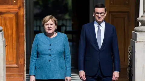 German Chancellor Angela Merkel (L) is welcomed by Polish Prime Minister Mateusz Morawiecki at The Royal Lazienki. Photo: Attila Husejnow/SOPA Images via ZUMA Press Wire/dpa