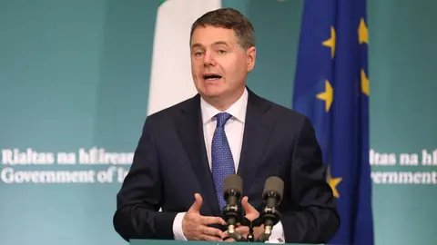 HANDOUT - 07 October 2021, Ireland, Dublin: Irish Finance Minister Paschal Donohoe speaks to reporters, at Government Buildings. Ireland’s 12.5% corporate tax rate is to be increased to 15%. Photo: Julien Behal/Irish Government /PA Media/dpa - ACHTUNG: Nur zur redaktionellen Verwendung und nur mit vollständiger Nennung des vorstehenden Credits