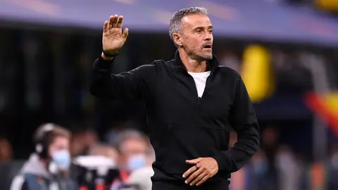 06 October 2021, Italy, Milan: Spain head coach Luis Enrique gestures on the touchline during the UEFA Nations League semi-final soccer match between Italy and Spain at San Siro Stadium. Photo: Fabio Ferrari/LaPresse via ZUMA Press/dpa
