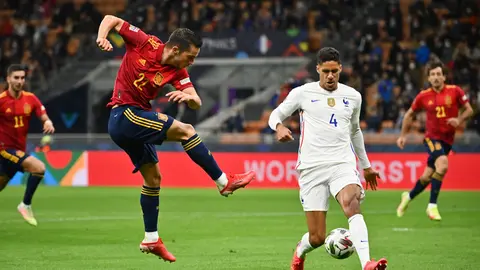 10 October 2021, Italy, Milan: Spain's Pablo Sarabia (L) and France's Raphael Varane battle for the ball during the UEFA Nations League final soccer match between Spain and France at San Siro Stadium. Photo: Massimo Paolone/LaPresse via ZUMA Press/dpa