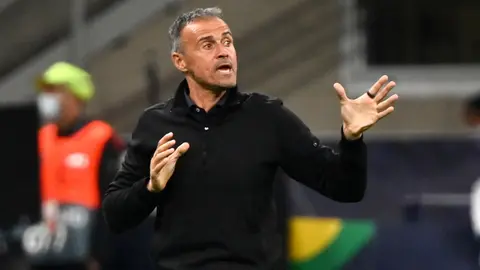 10 October 2021, Italy, Milan: Spain head coach Luis Enrique gestures on the touchline during the UEFA Nations League final soccer match between Spain and France at San Siro Stadium. Photo: Massimo Paolone/LaPresse via ZUMA Press/dpa