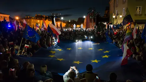 10 October 2021, Poland, Warsaw: Protesters hold EU and Polish flags during the pro-EU rally to show support for the European Union after the constitutional court ruled earlier this week that the Polish constitution overrides EU laws. Photo: Attila Husejnow/SOPA Images via ZUMA Press Wire/dpa