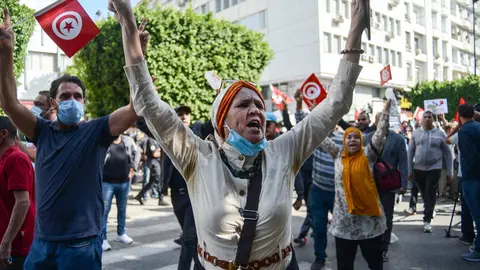 10 October 2021, Tunisia, Tunis: Protestors including supporters of the Islamic Ennahda party take part in a demonstration against Tunisian President Kais Saied, at Avenue Habib Bourguiba. Photo: Chokri Mahjoub/ZUMA Press Wire/dpa